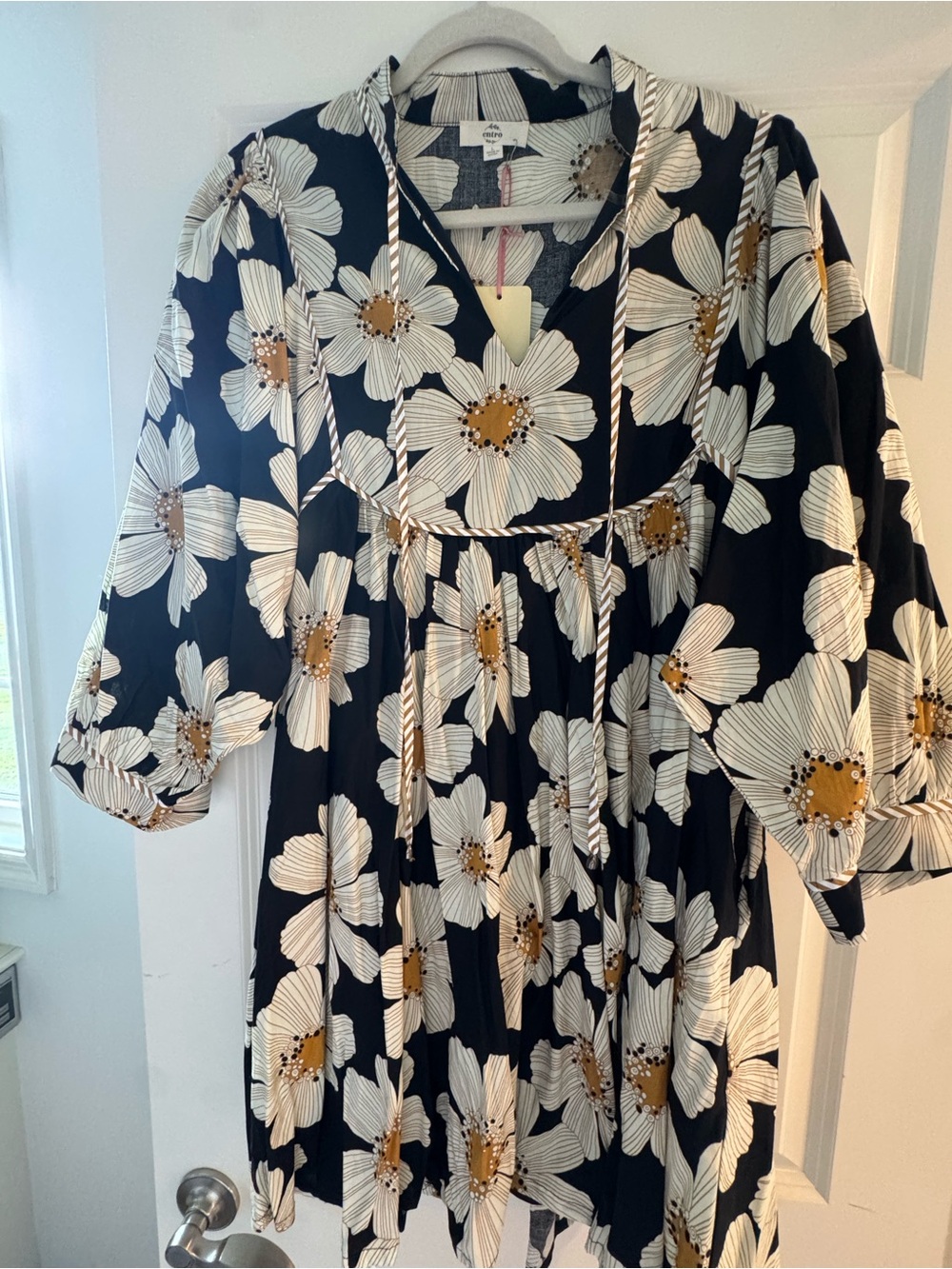 Womens NWT Entro size L Black Floral Tie-Front Dress with White & Mustard Blooms